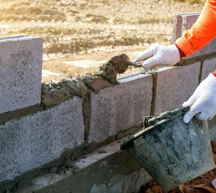 Construction de murets en parpaings solides.